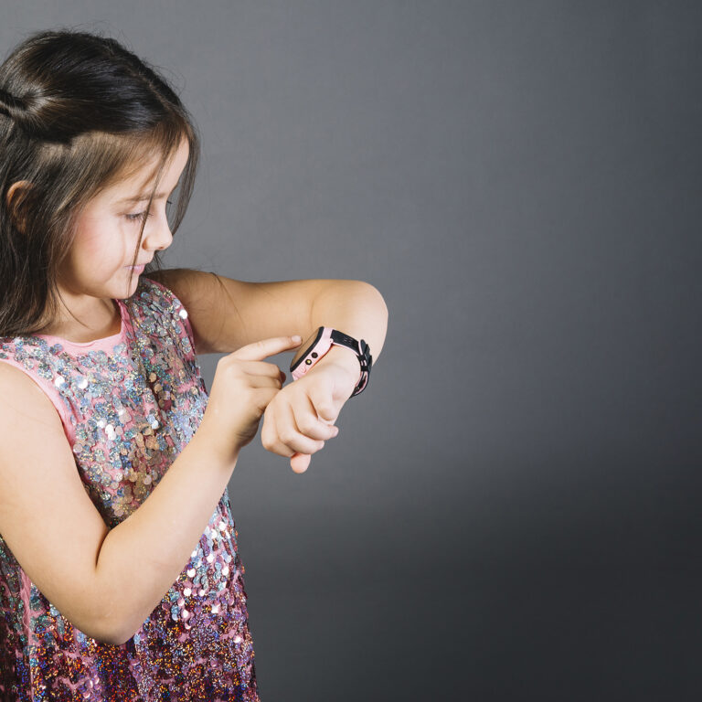 Niña con reloj GPS en la muñeca