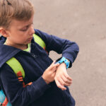 Niño con un reloj GPS