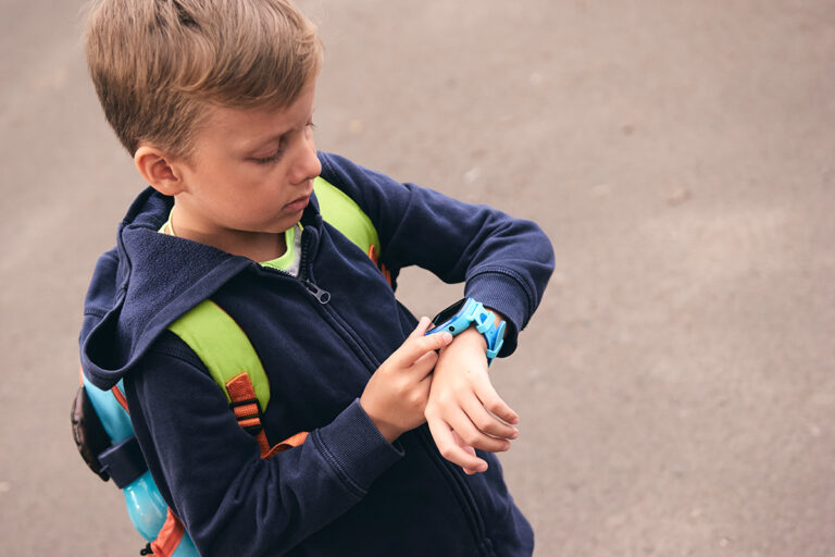 Niño con un reloj GPS